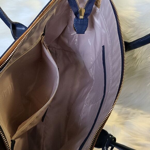 COPY - 💯 Authentic Alviero Martini Handbag 🍀 - Picture 8 of 12